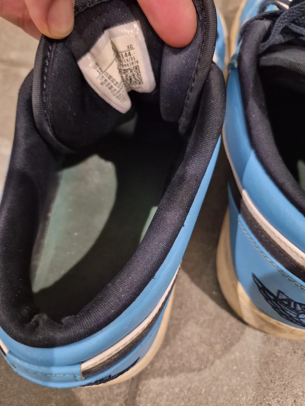 Nike Air Jordan Unc Low-Top Sneakers in Blue with Black and Cream Accents